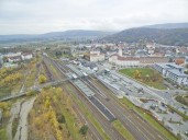 Sonneberg: Blick auf die Stadt, das Bahnhofsgelände und den Stadtteil Wolkenrasen (links)