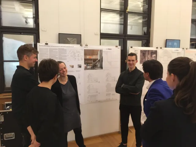 Berlin Marinehaus: 1.Preis <abbr>ADEPT</abbr> vor ihrer Arbeit