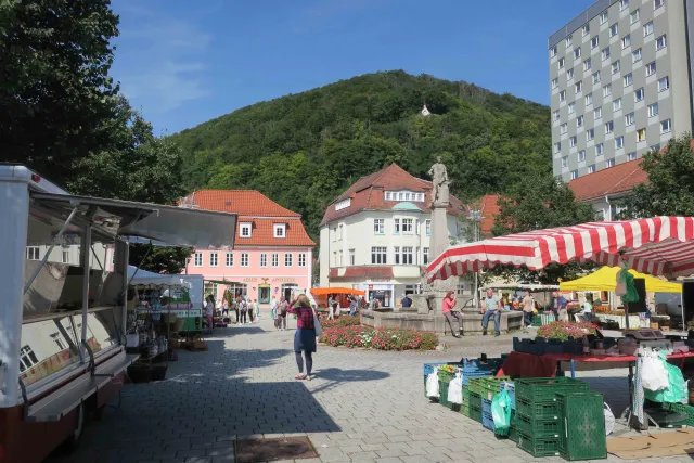 Suhl_Wochenmarkt mit Blick auf den Domberg