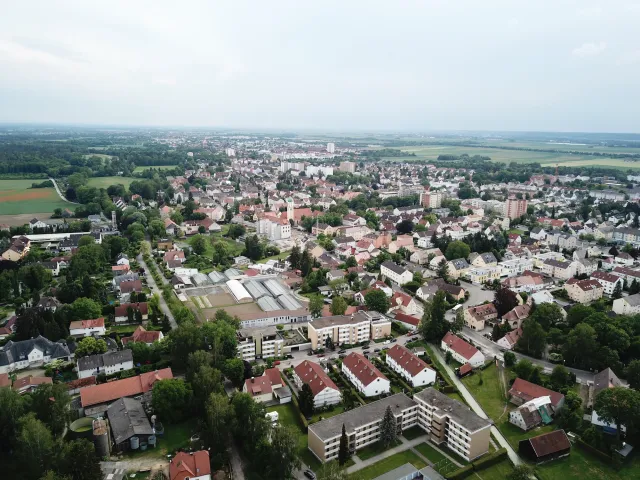 Haunstetten_Blick auf den alten Dorfkern mit Feuerwehr (ganz links im Bild), Kirche, Maibaum und Hofstrukturen