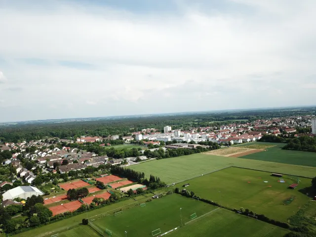 Haunstetten_Blick von West nach Ost – Blick auf die zahlreichen Sportmöglichkeiten am Rand von Haunstetten und die angrenzende Wohnbebauung