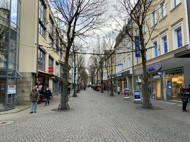 Max-Reger-Straße – Zentrale Einkaufsstraße