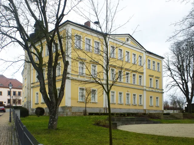 Arzberg_klassizistische Fassade des ehemaligen Zentralschulhauses
