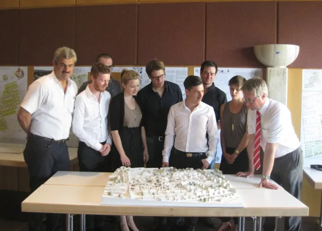 Helmbrechts: Die Verfasser des 1. Preises mit Bürgermeister Stefan Pöhlmann (rechts) und Stadtbaumeister Wolfgang Baier (links)