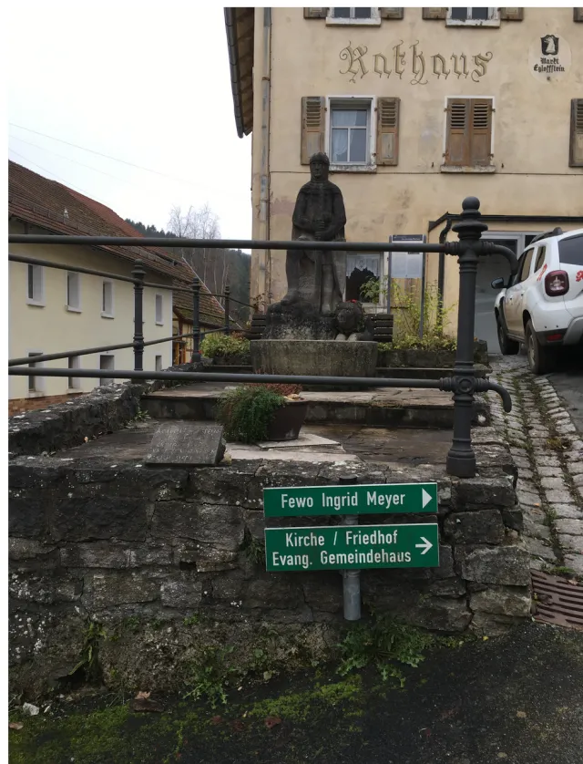Rathausvorplatz mit Stützmauer und Brunnen