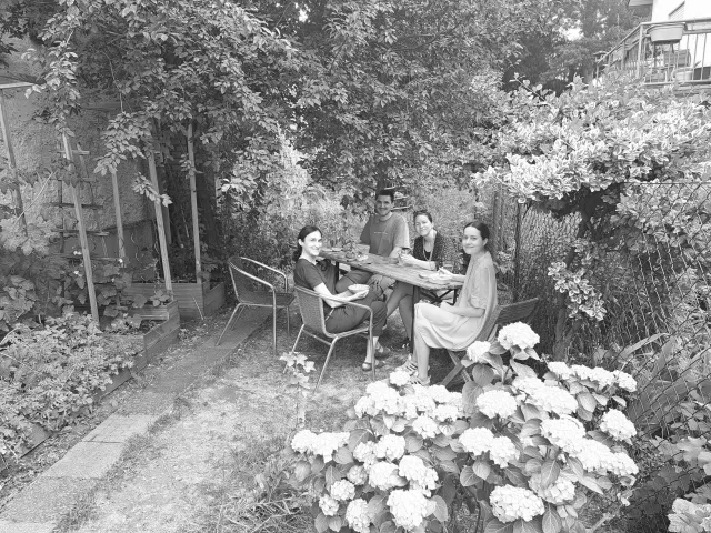Standort Frankfurt am Main · Mittagspause im Garten unseres Bunkers
